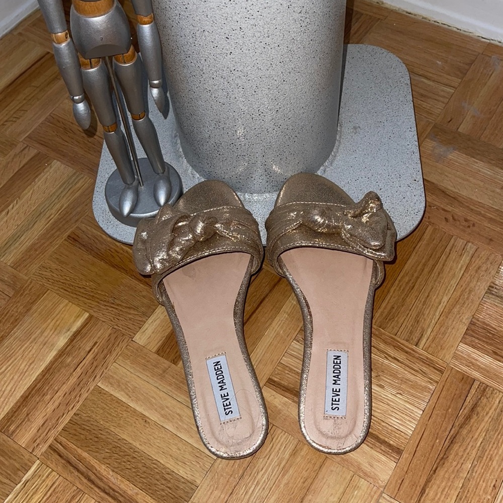 Steven Madden woman’s gold lame slippers size 6